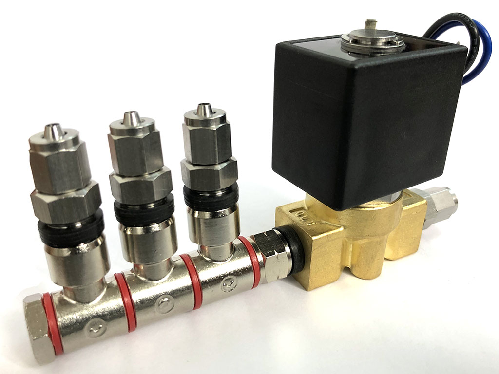 3-port banjo manifold section with solenoid